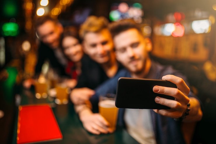 Aplikasi toto sakti di layar Android menampilkan meja live casino dengan dealer profesional